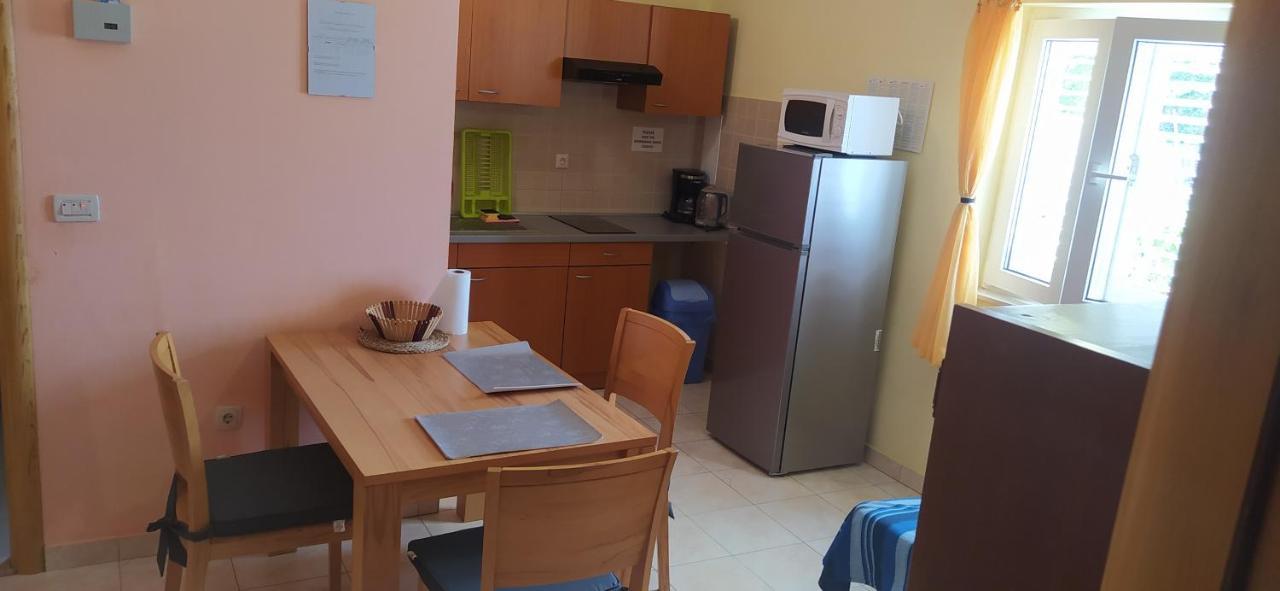 Apartments Ivka 오미스 외부 사진